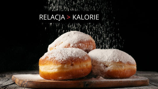 Trzy apetyczne pączki na drewnianej desce, posypywane cukrem pudrem, z napisem „RELACJA > KALORIE” w kontekście psychodietetyki.
